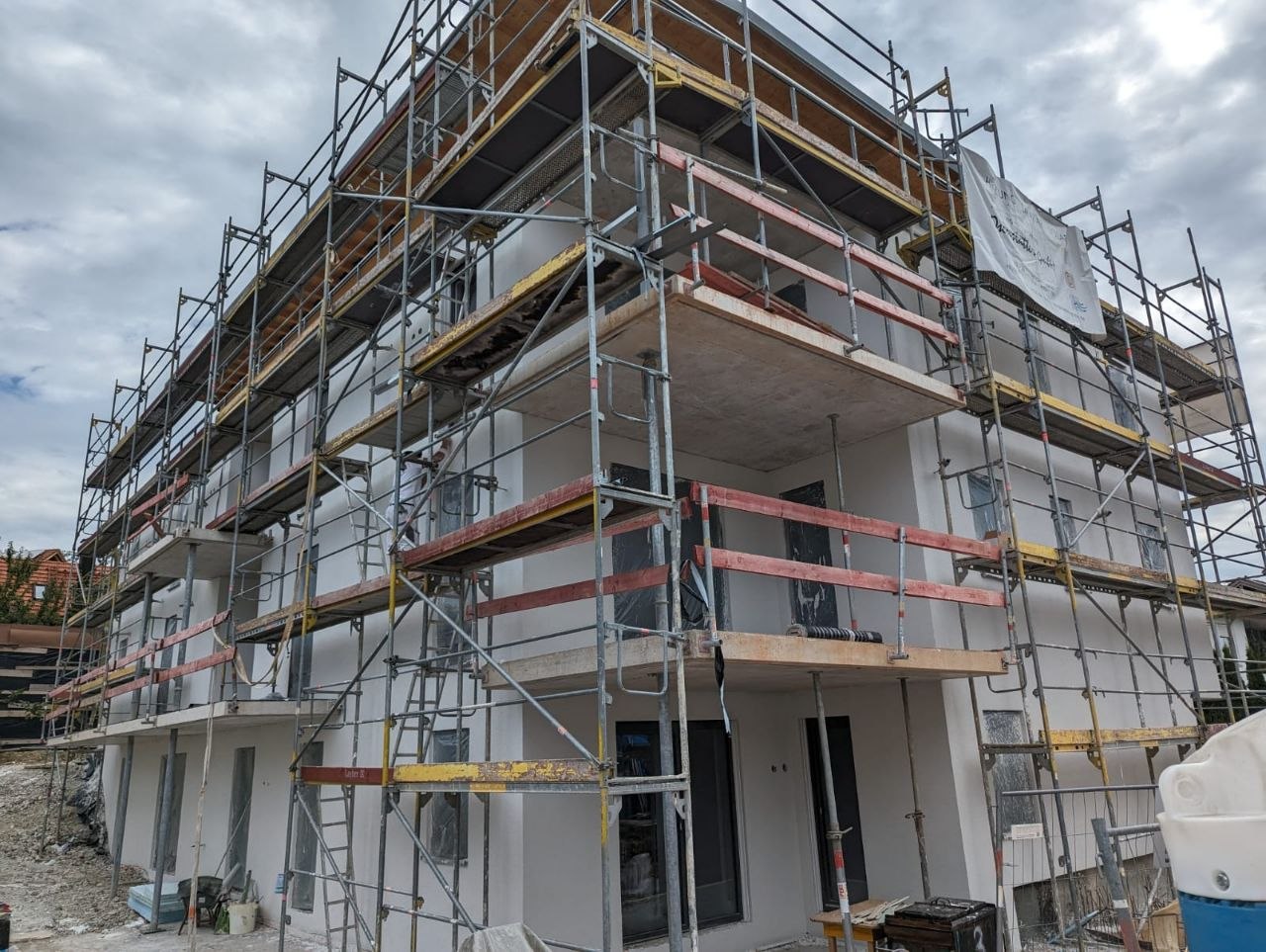Putzarbeiten an einem Wohnhaus