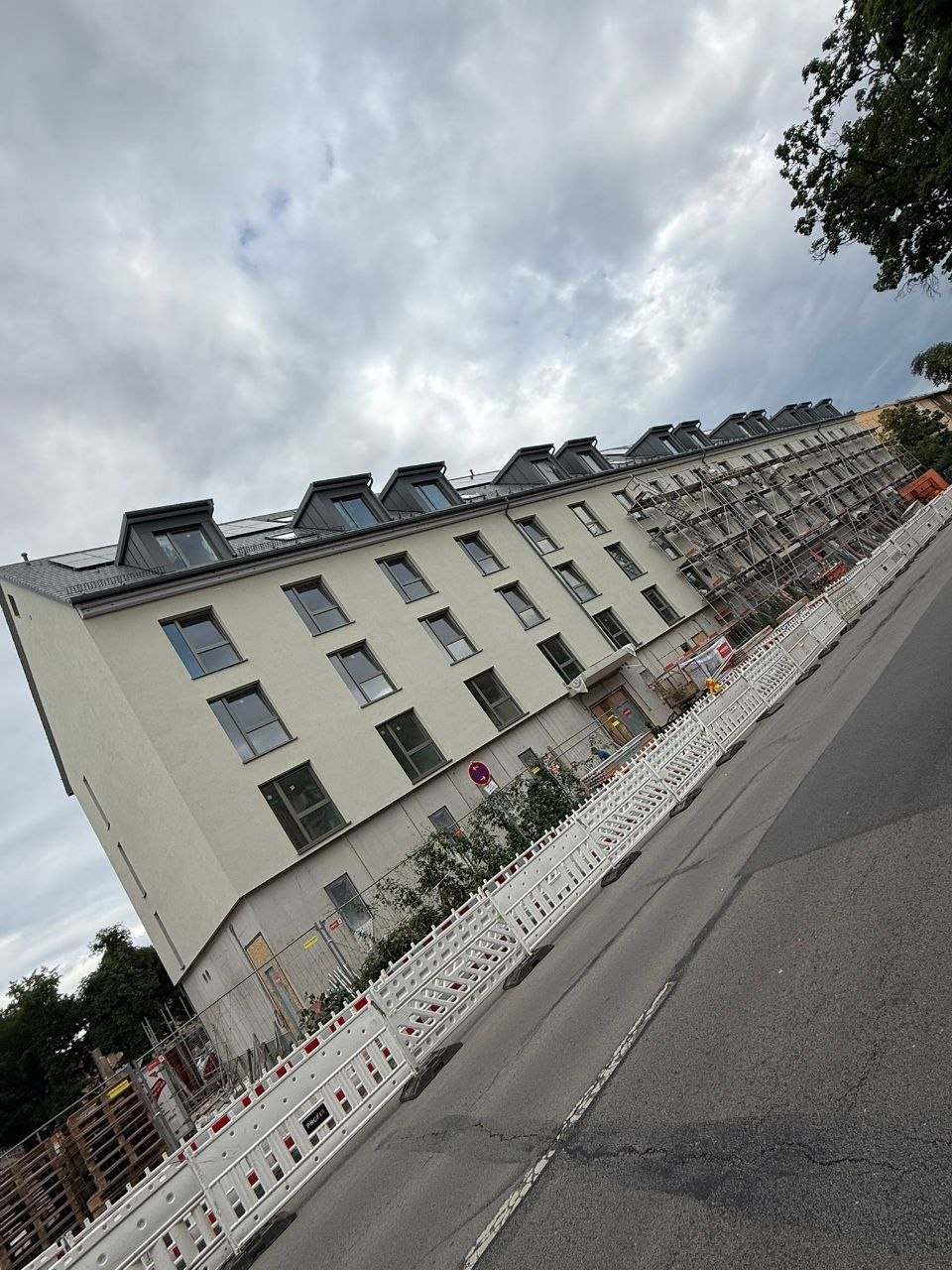 Großbaustelle mit Gerüst und WDVS-Arbeiten